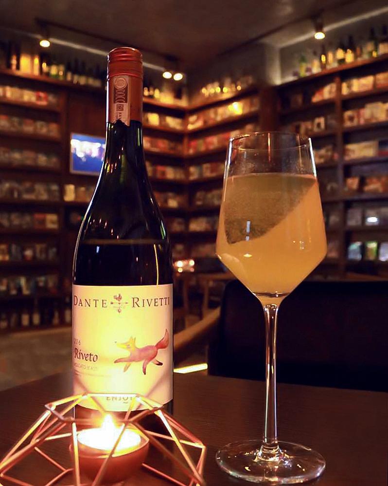 狐狸图案的红酒(狐狸图案是什么品牌)