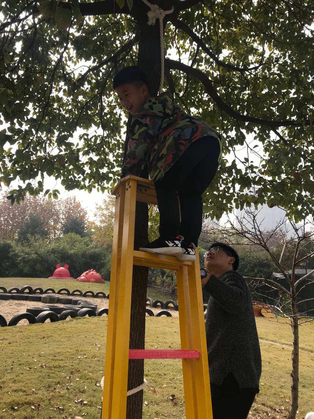 爬梯子唯美图片-爬梯子唯美图片高清