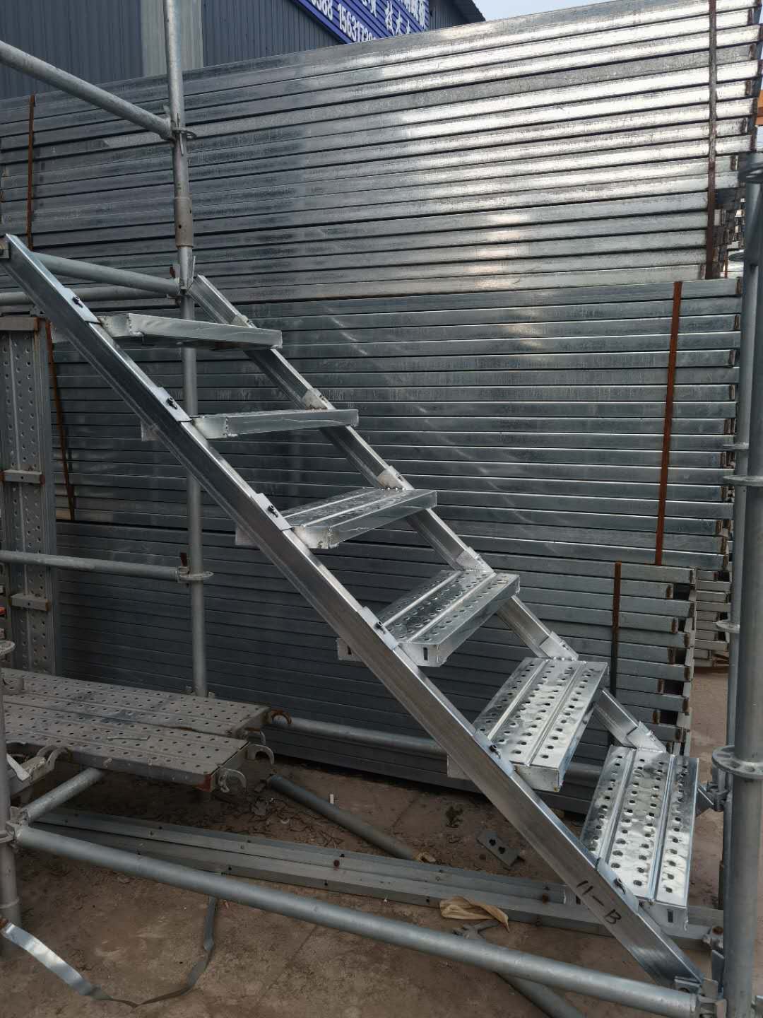 工地钢管搭的梯子图片-建筑工地钢管架子怎样搭